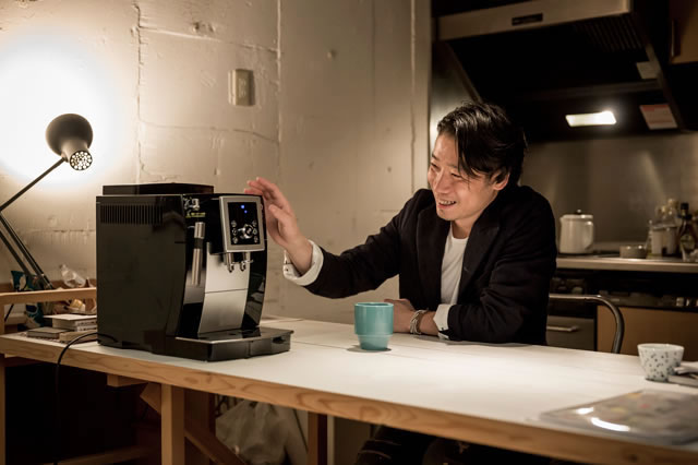全自動コーヒーマシンのデザインの印象を語る谷尻誠さん